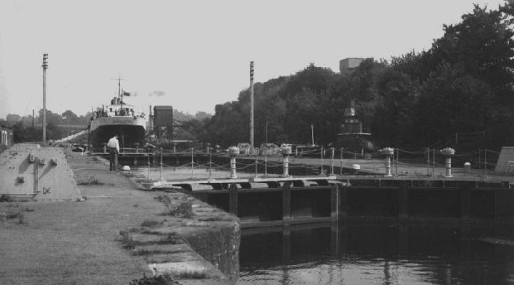 Lock between Old Basin and Old Arm from west